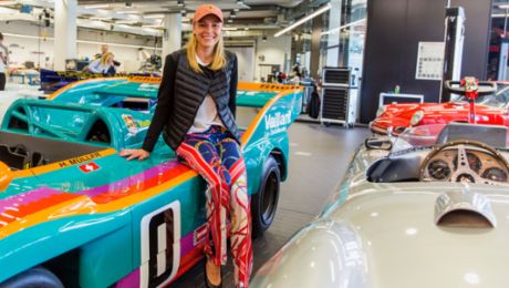 PTGP: Lady visitors in the Porsche Museum