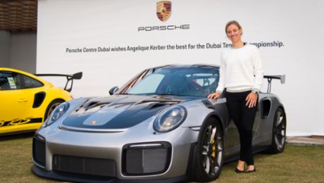 Angelique Kerber zu Gast im Porsche Zentrum Dubai
