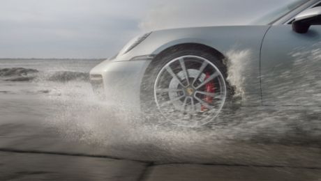 Against the tides: the new Porsche 911 on the Passage du Gois