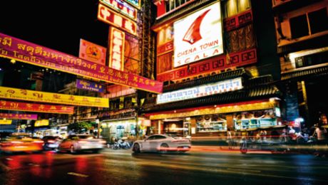 Im Strom der Zeit: der Taycan in Bangkok