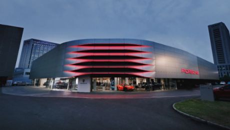 Porsche Zentrum wird moderner Treffpunkt