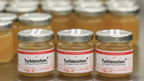 Porsche erntet den ersten Honig in Zuffenhausen