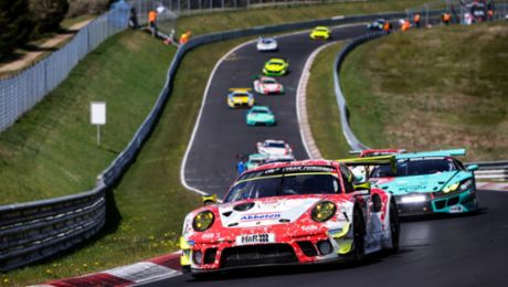 Kundenteams von Porsche kämpfen in der Eifel um den 13. Gesamtsieg 