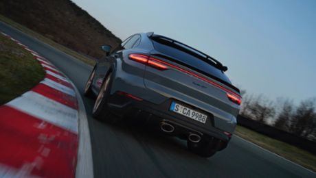 Nuova sportiva di punta Porsche: la Cayenne Turbo GT