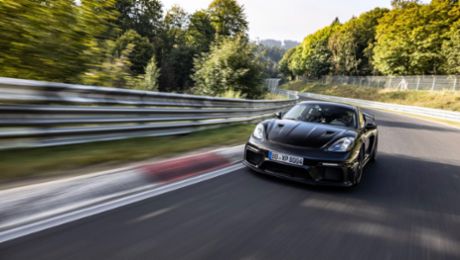 On-board clip: a prototype of the 718 Cayman GT4 RS on the Nürburgring Nordschleife