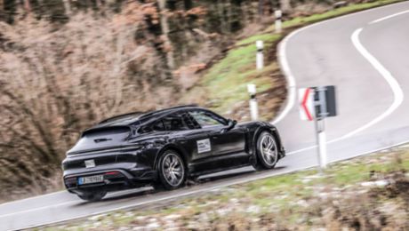 Porsche Taycan Cross Turismo erstmals auf öffentlichen Strassen