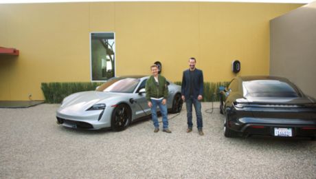 Keanu Reeves y Alex Winter con el Porsche Taycan 