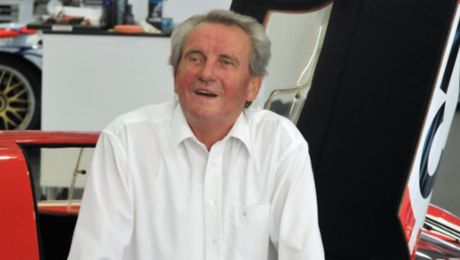  Porsche felicita al profesor Helmut Flegl al cumplir 80 años