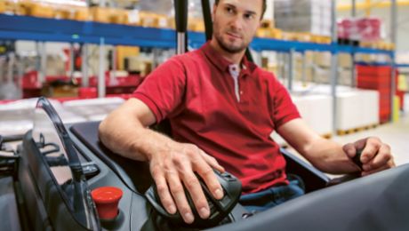 All in one hand: the multifunctional lever for reach trucks