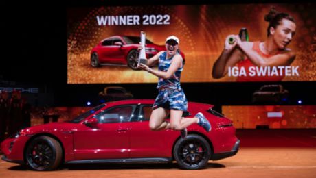 Iga Swiatek gewinnt bei ihrer Premiere beim Porsche Tennis Grand Prix