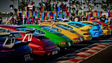Farbenfroh: „Das Treffen 7“ in Thailand mit Generationen von Porsche-Sportwagen