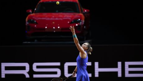 Aryna Sabalenka schlägt beim Porsche Tennis Grand Prix auf