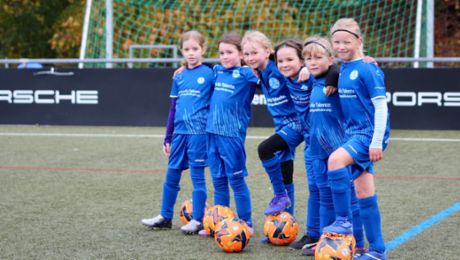 Anpfiff für das Porsche Fußball Mädchencamp der Stuttgarter Kickers