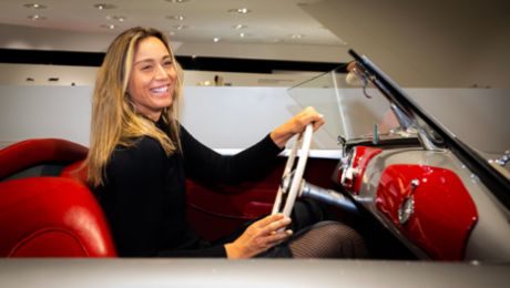 La tenista española Paula Badosa visita el Museo Porsche