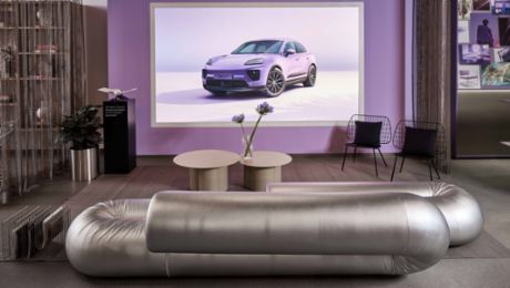 Porsche Brand Store in Stuttgart startet mit neuer Themenwelt „Catch the Lightning“