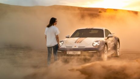 Amna Al Qubaisi conduce un 911 Dakar