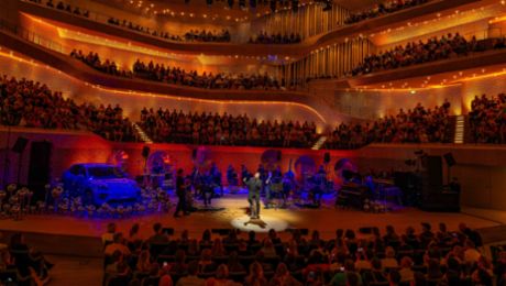 Nico Santos und der neue vollelektrische Macan in der Hamburger Elbphilharmonie 