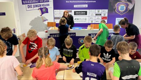Zu Gast beim FC Erzgebirge Aue: Porsche Kids Day erfüllt Kinderträume 