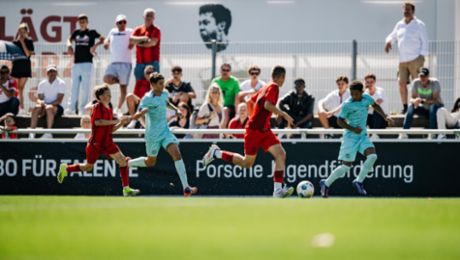 Fünfter Porsche Fußball Cup: hochklassiger Nachwuchsfußball für die ganze Familie
