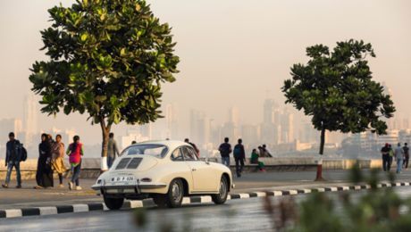 Ein Porsche auf Mumbais Straßen