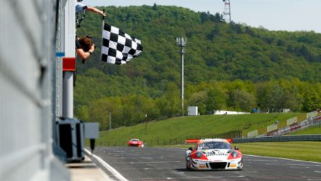 Porsche 911 GT3 R defends series lead