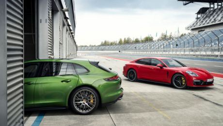 Two athletes join the Porsche Panamera family