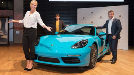 Porsche enthüllt Tombola-Fahrzeug für den Opernball 2017