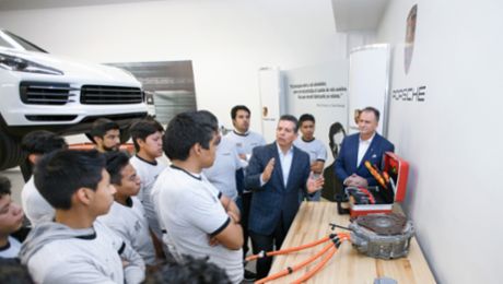 Porsche trains technicians for Aftersales in Puebla