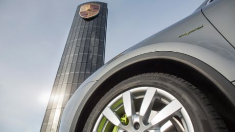 Porsche baut ersten Photovoltaik-Pylon