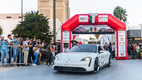 Taycan, primer auto eléctrico en cruzar la línea de meta de la Carrera Panamericana