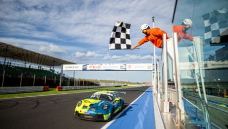 Il pilota sponsorizzato Johannes Kapfinger corona la conquista del titolo con un weekend finale impeccabil