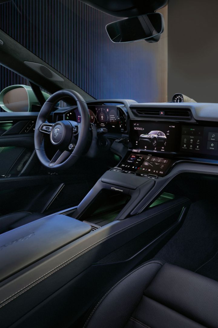 Das Cockpit eines Porsche Cayenne zeigt ein digitales Armaturenbrett und eine breite Infotainment-Konsole.