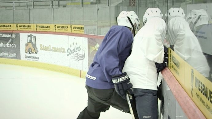 Eishockey Verletzungsprävention Zweikampfverhalten, 2021, Porsche AG