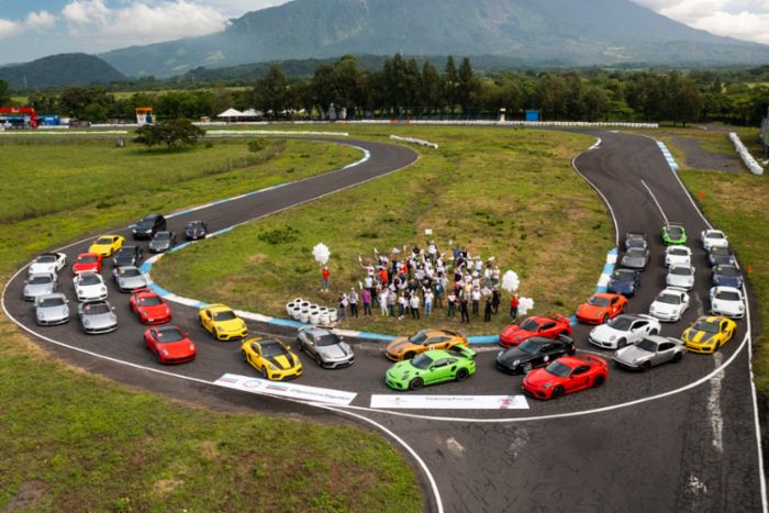 Los personajes de tamaño real volverán a estar juntos en esta celebración  exclusiva del automovilismo. - Porsche Newsroom LAT-AM