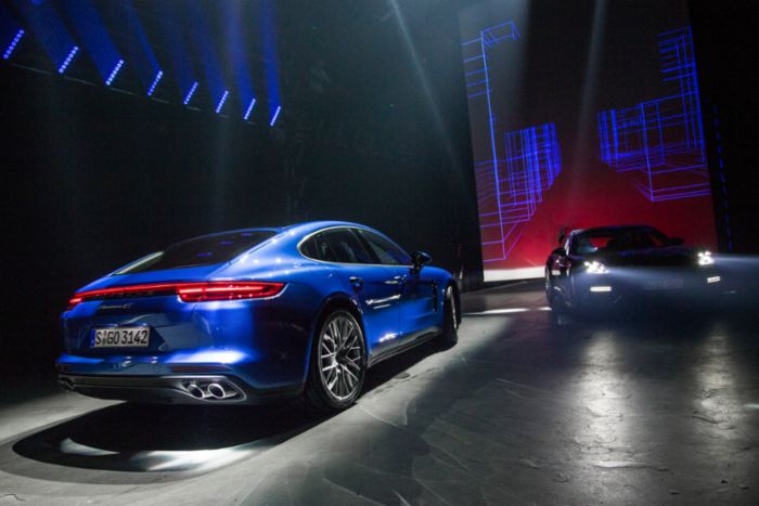 Porsche PANAMERA MOMENT カタログ 10 years of the Porsche Panamera: sports car, luxury saloon