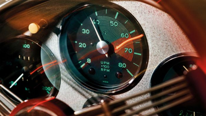 Racing DNA: The centrally positioned tachometer