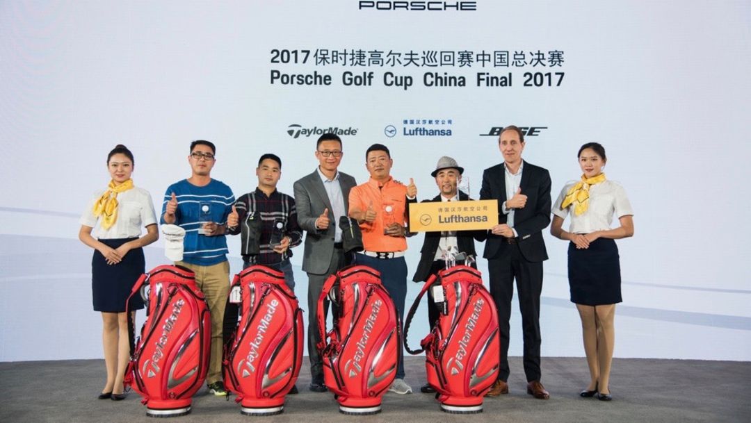 萧达先生为入围2018保时捷高尔夫巡回赛全球总决赛选手颁奖
