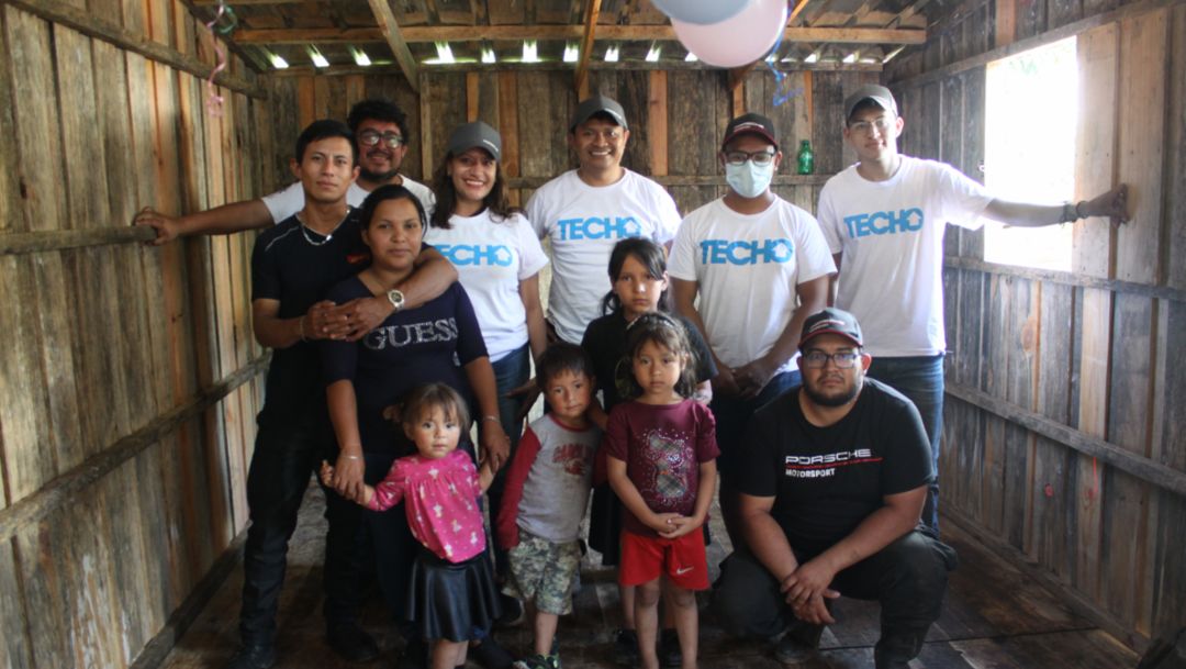 Porsche, Grupo Los Tres y TECHO donan casas a familias en Guatemala