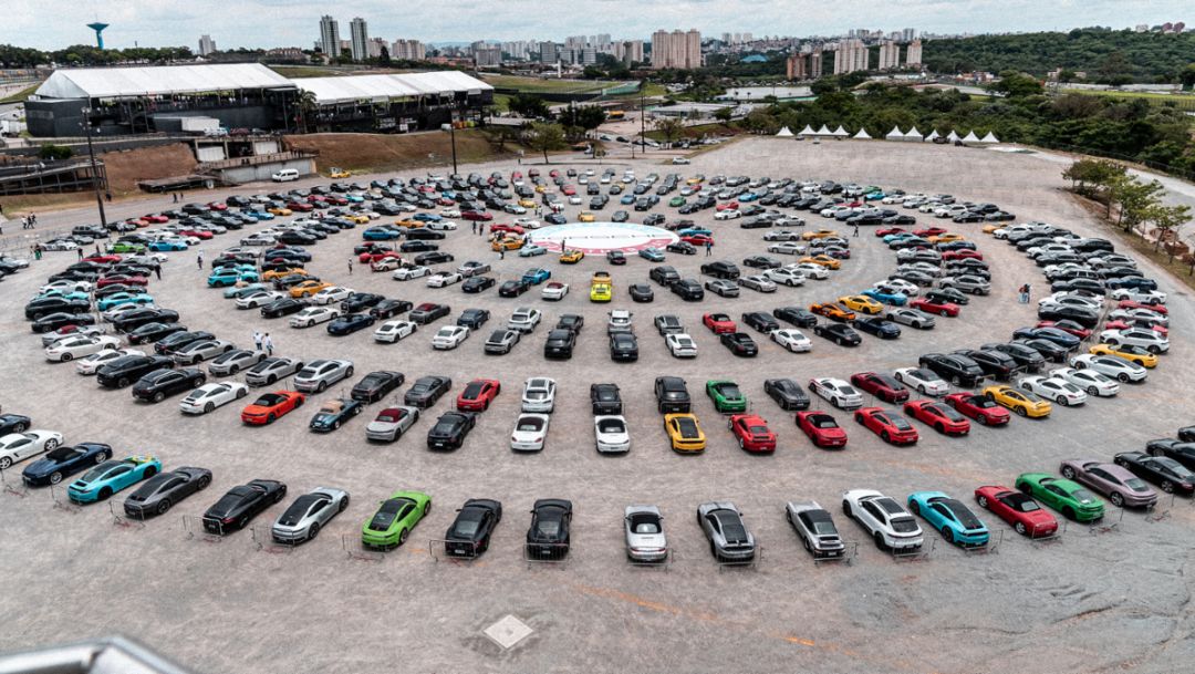 Porsche reúne 813 deportivos de la marca en Interlagos