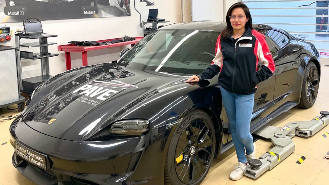 Destaca la primera mujer inscrita en centro de capacitación de Porsche en México