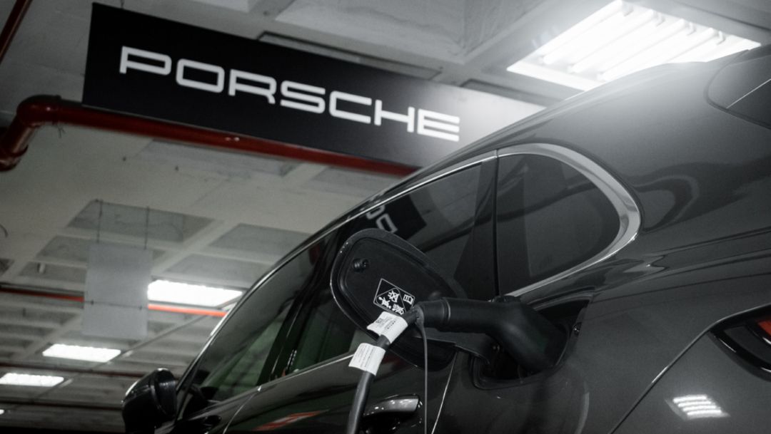 Porsche Ecuador instala cargadores para vehículos eléctricos en puntos estratégicos de Quito y Guayaquil.