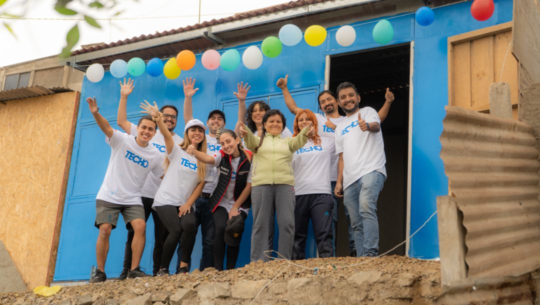 Porsche Perú y TECHO construyen casas de emergencia en San Juan de Miraflores