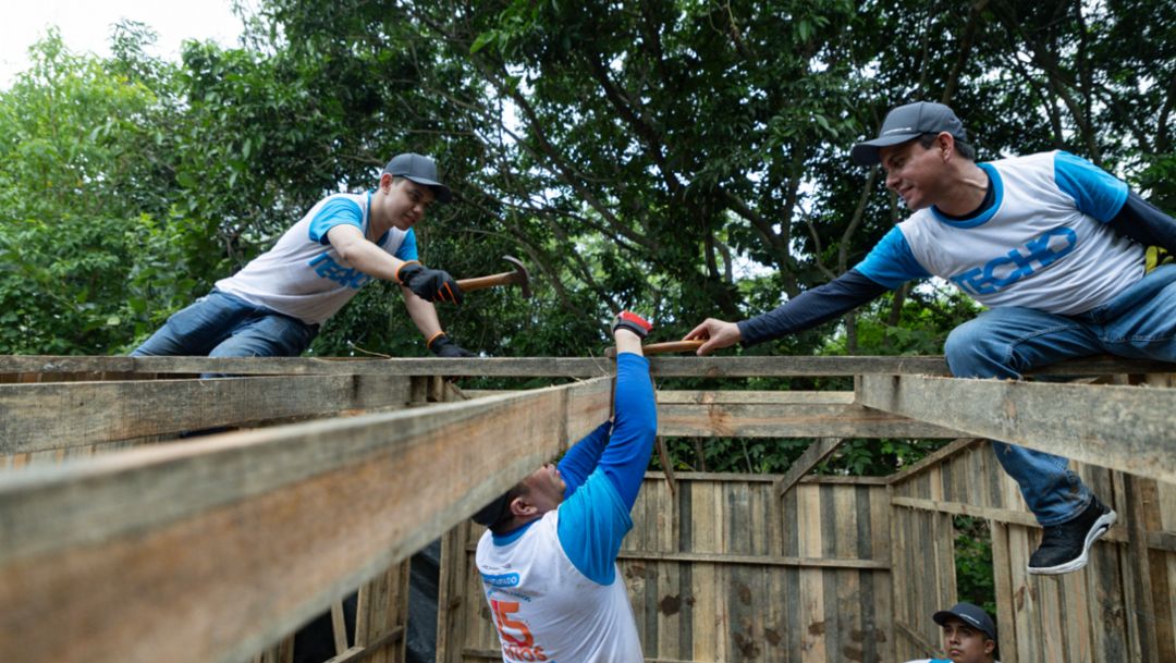 Porsche y Grupo Los Tres realizan donación de viviendas a familias guatemaltecas en colaboración con TECHO