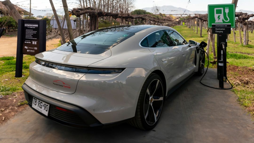 Porsche inaugura Corredor Verde O'Higgins, nueva iniciativa de electromovilidad en Chile