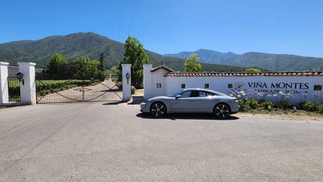 Porsche en Chile continúa impulsando la electromovilidad e instala nuevos puntos de carga pública en Viña Montes
