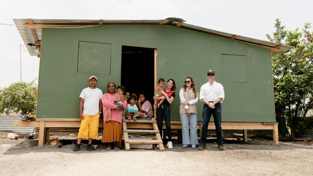 TECHO y Porsche colaboran para proporcionar vivienda a familias de la comunidad El Colorado en Ecuador.
