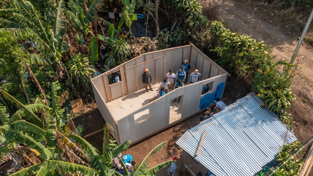 Porsche El Salvador y TECHO se unen para construir viviendas de emergencia en Tepecoyo, La Libertad.