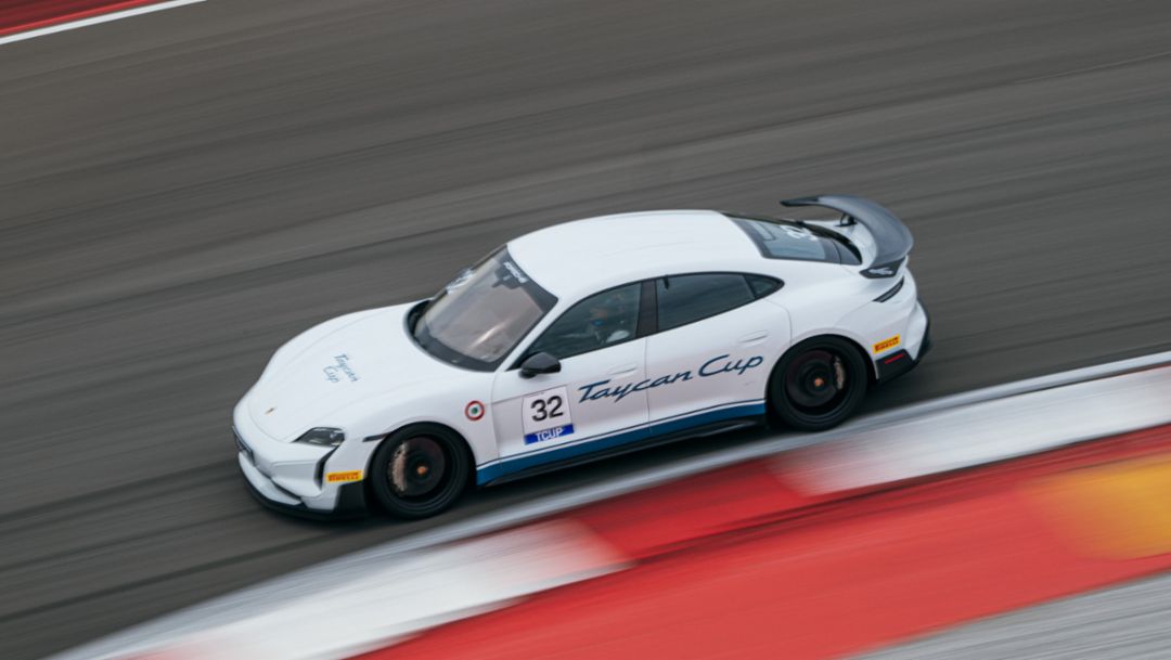 Nasce in Italia la Taycan Cup, il primo monomarca tutto elettrico di Porsche  