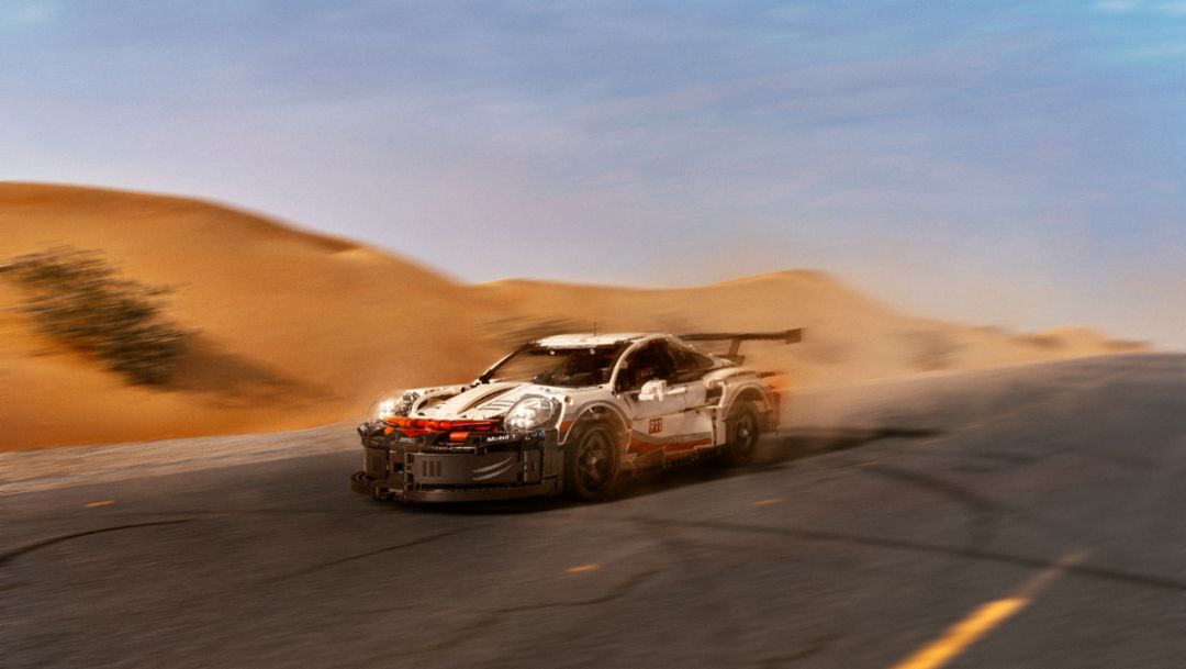 Fabricante de espejismos: Porsche 911 RSR de Lego en el desierto