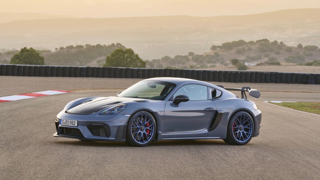 World premiere of the new Porsche 718 Cayman GT4 RS